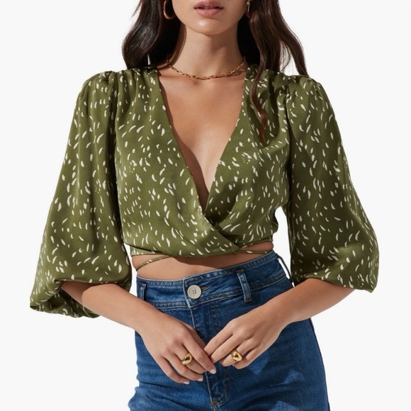 Astr Tops - NWT ASTR olive cropped blouse